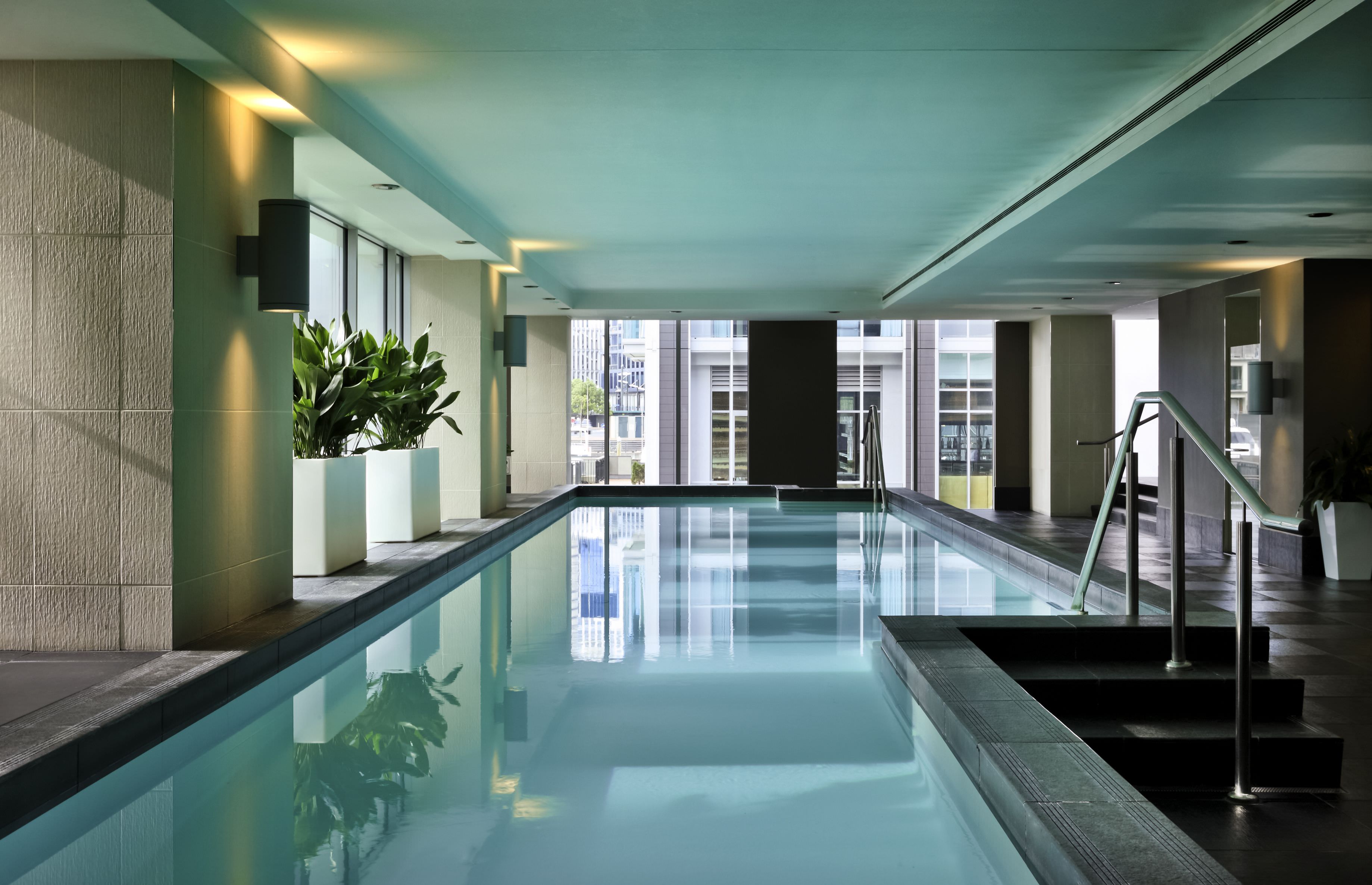 Für Aktive wartet ein großer Indoor Pool