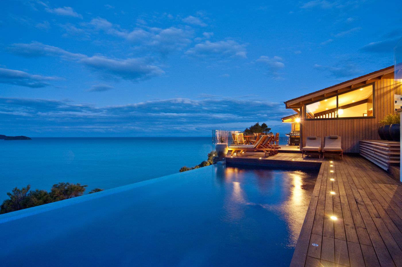 Infinitypool bei Nacht