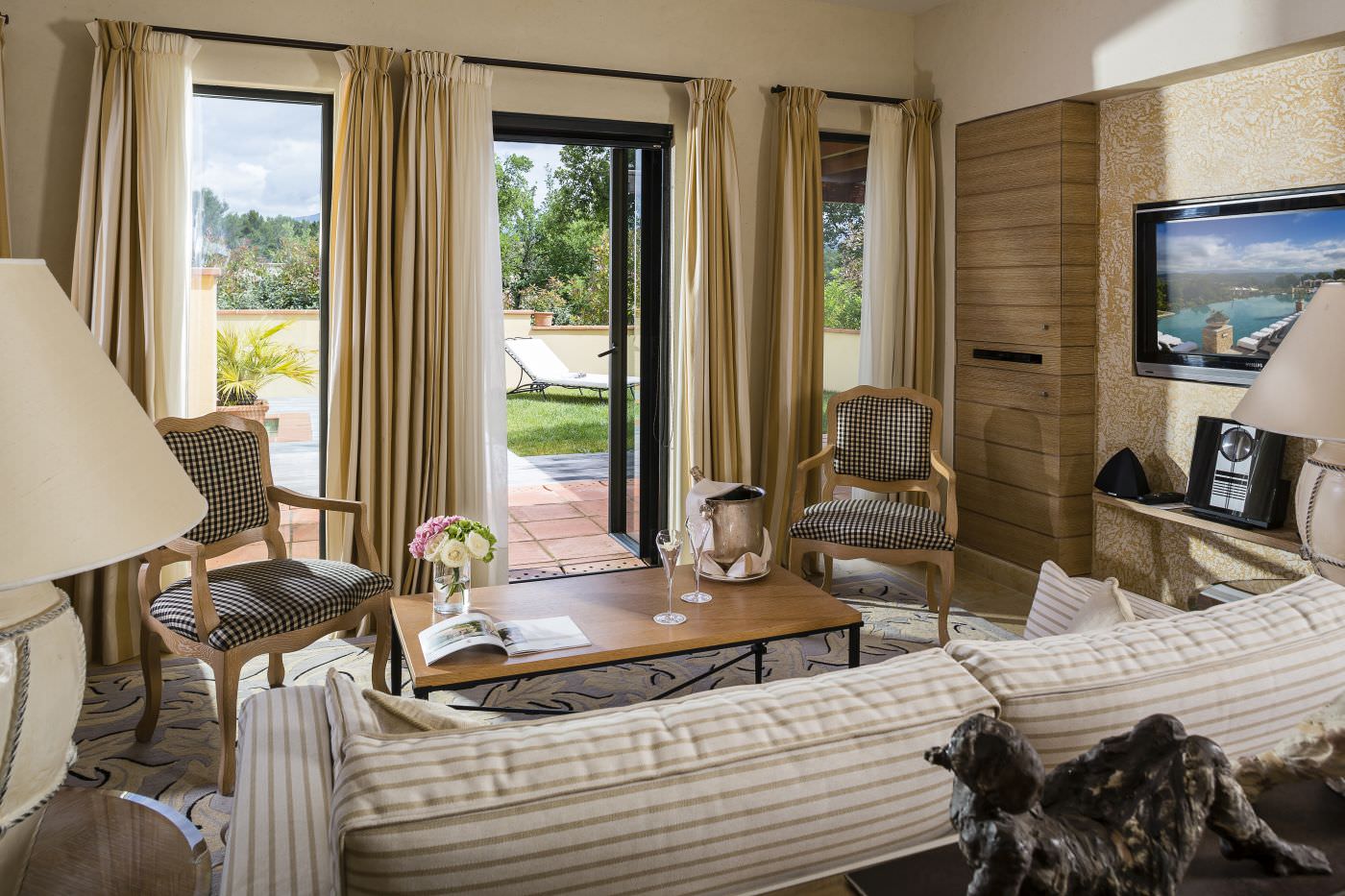 Ein Welcome Drink im Wohnzimmer Ihrer Suite