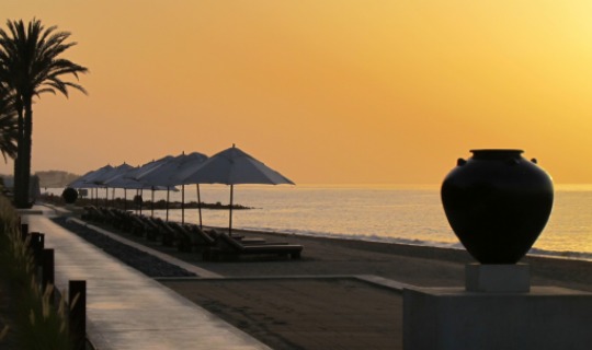 Lassen Sie sich vom Sonnenuntergang am Strand verzaubern