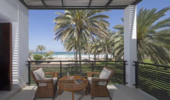 Die Chedi Club Suiten beeindrucken mit einem Panoramablick auf den Golf von Oman und das Hajar-Gebirge.