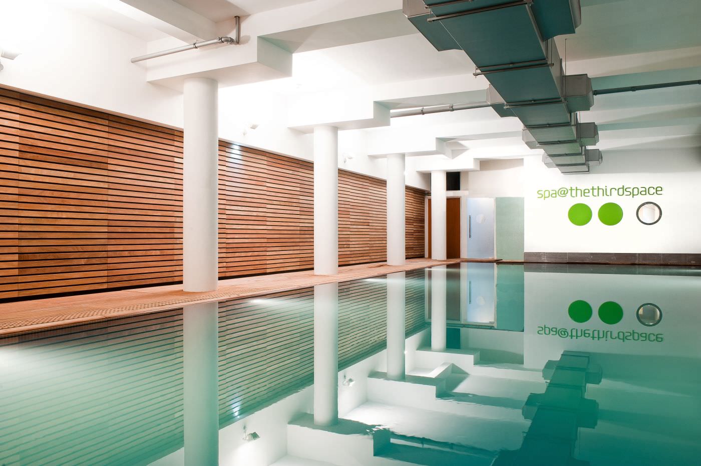 Der hoteleigene Pool lädt zum Entspannen ein.