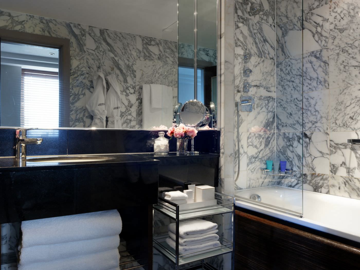 Stilvolles Marmorbadezimmer. 