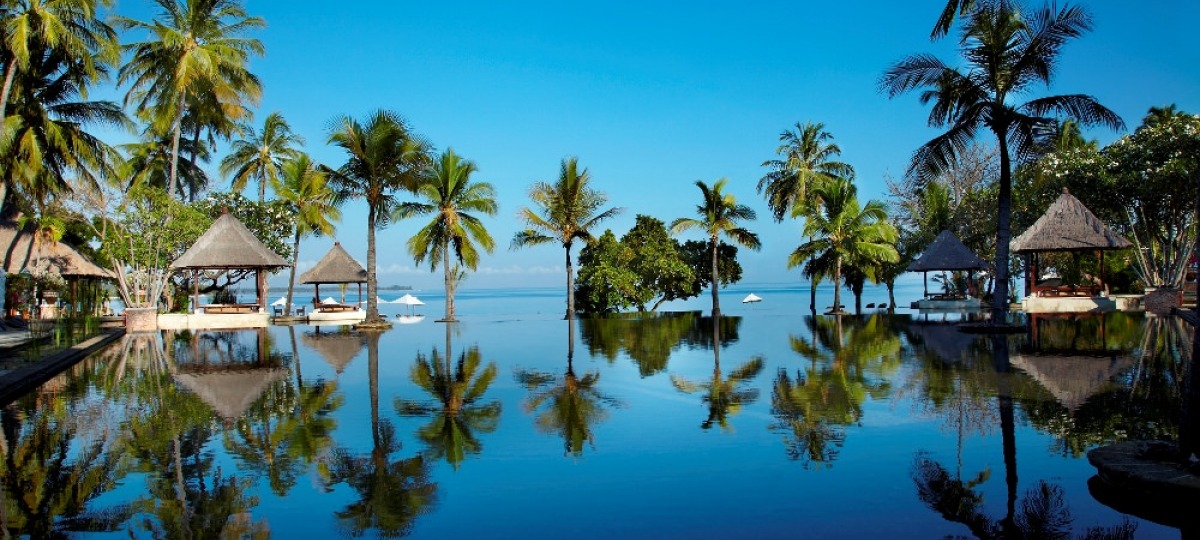 Der 40 Meter lange Infinitypool bietet Abkühlung und eine traumhafte Aussicht über die Medana Bucht