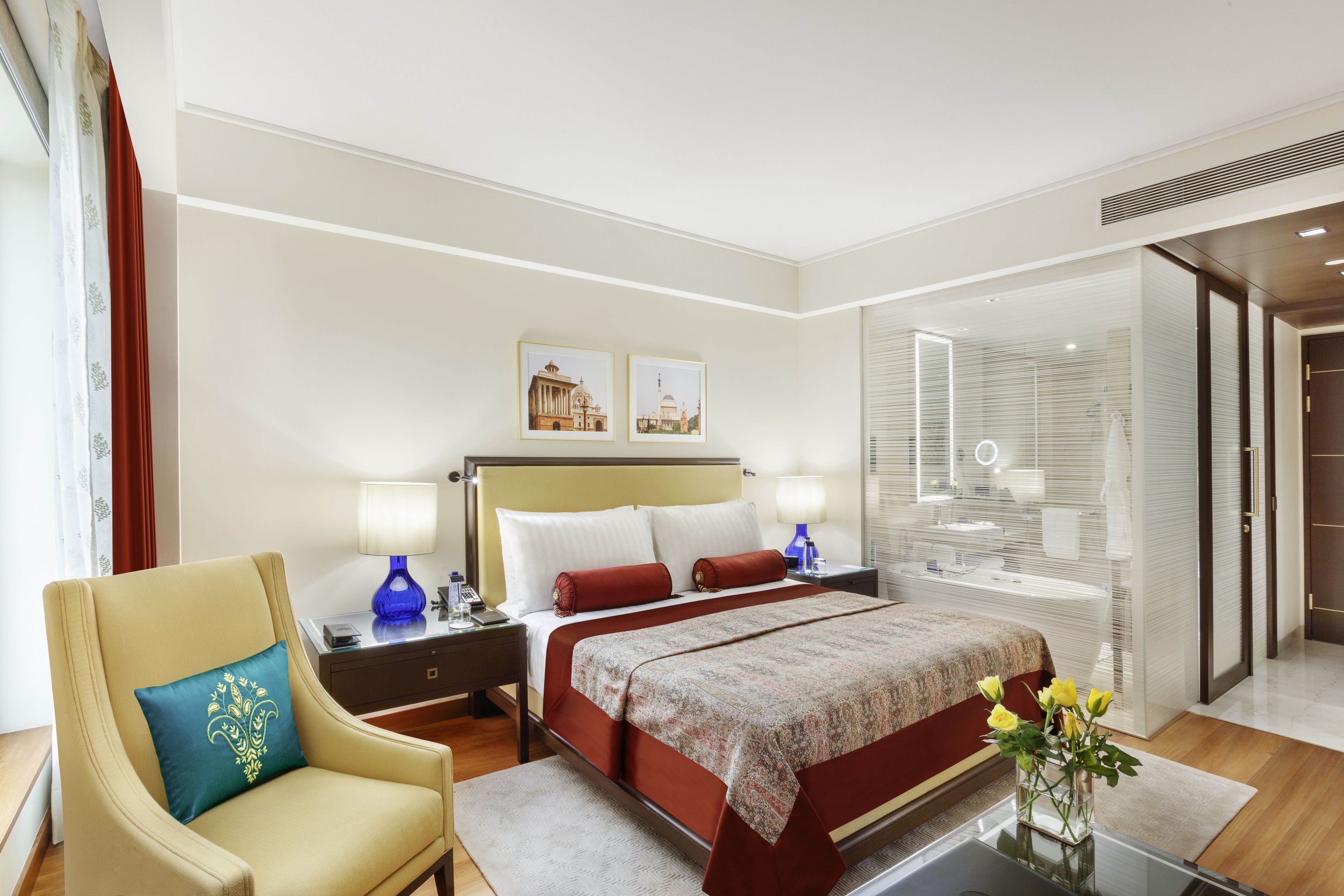 Das große Panoramafenster des Deluxe Rooms spendet viel Tageslicht