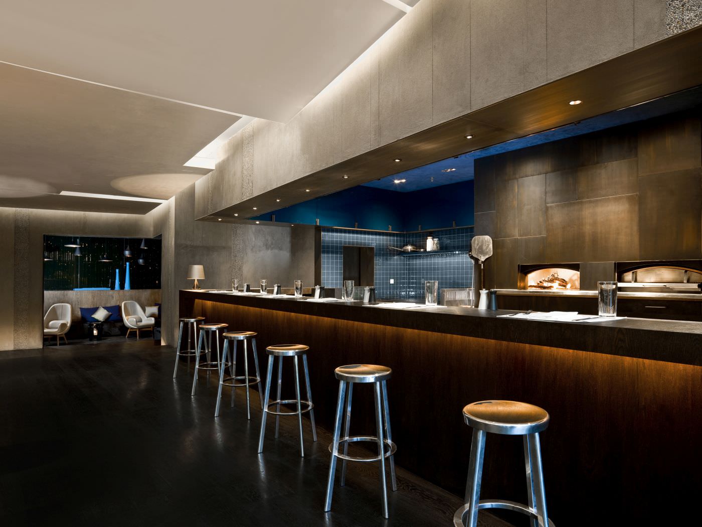 Genießen Sie ein Essen vom Holzkohlegrill