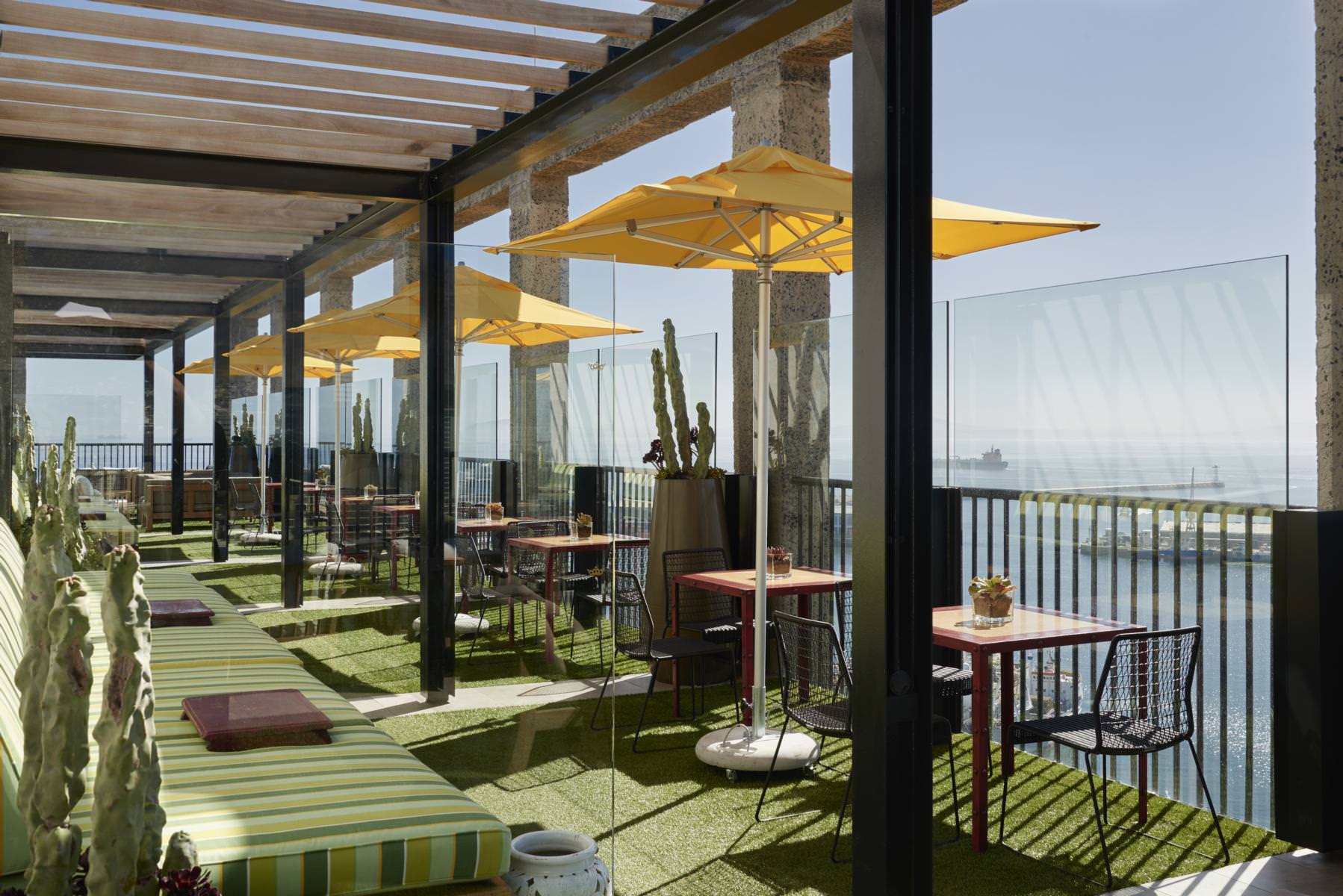 Die Rooftop Terrasse läd zum entspannen ein