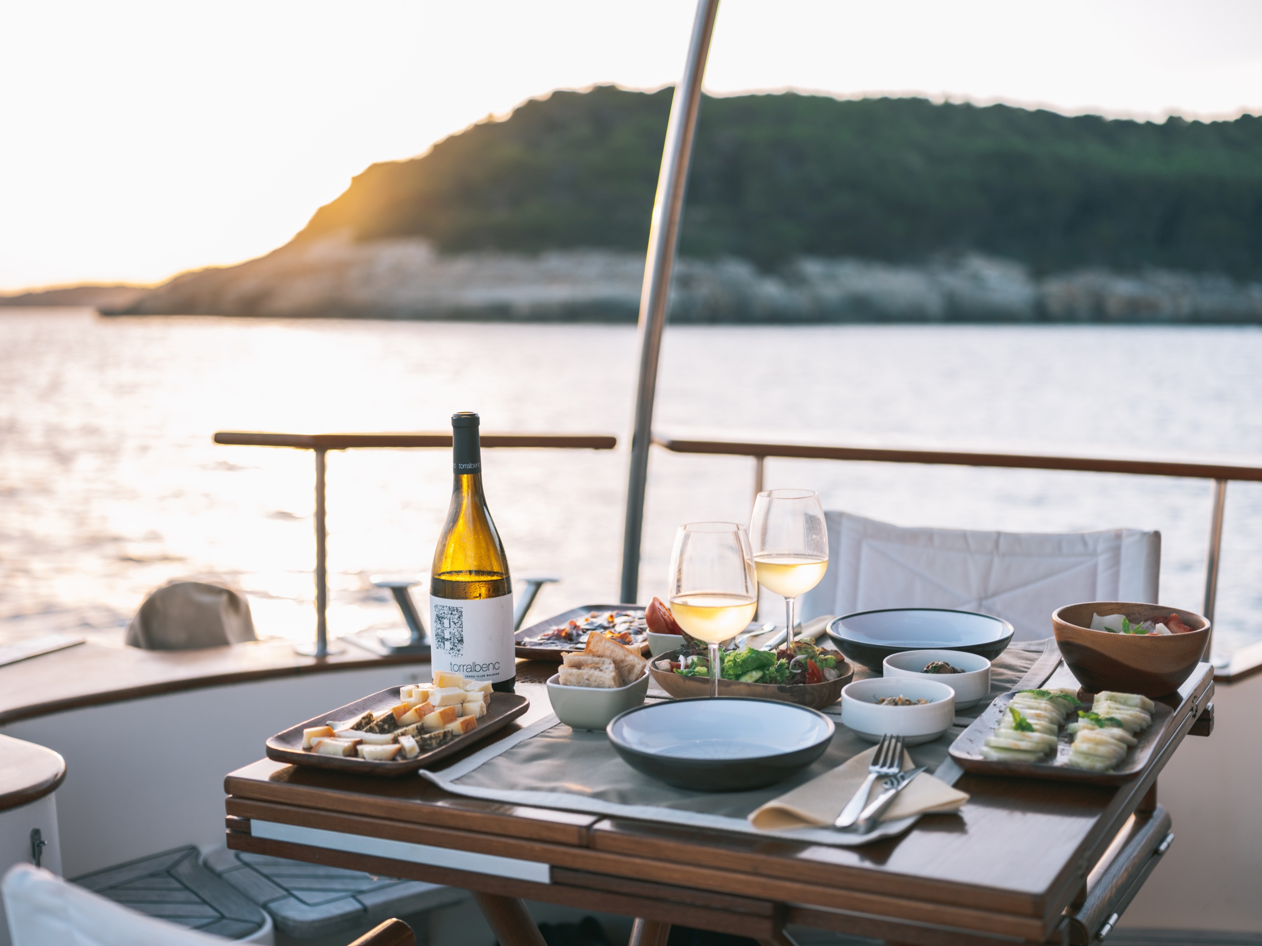 Machen Sie einen romantischen Ausflug mit dem Boot zum Sonnenuntergang