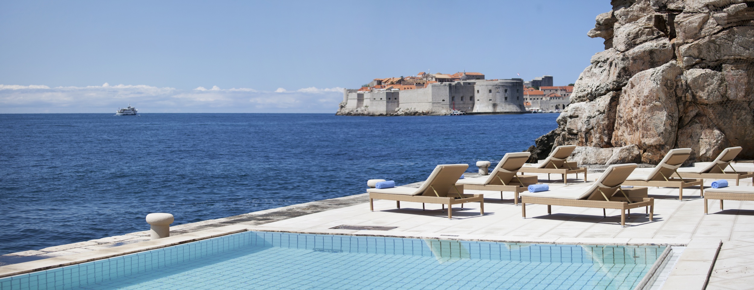 Infinity Pool mit Blick auf die Dalmatinische Küste