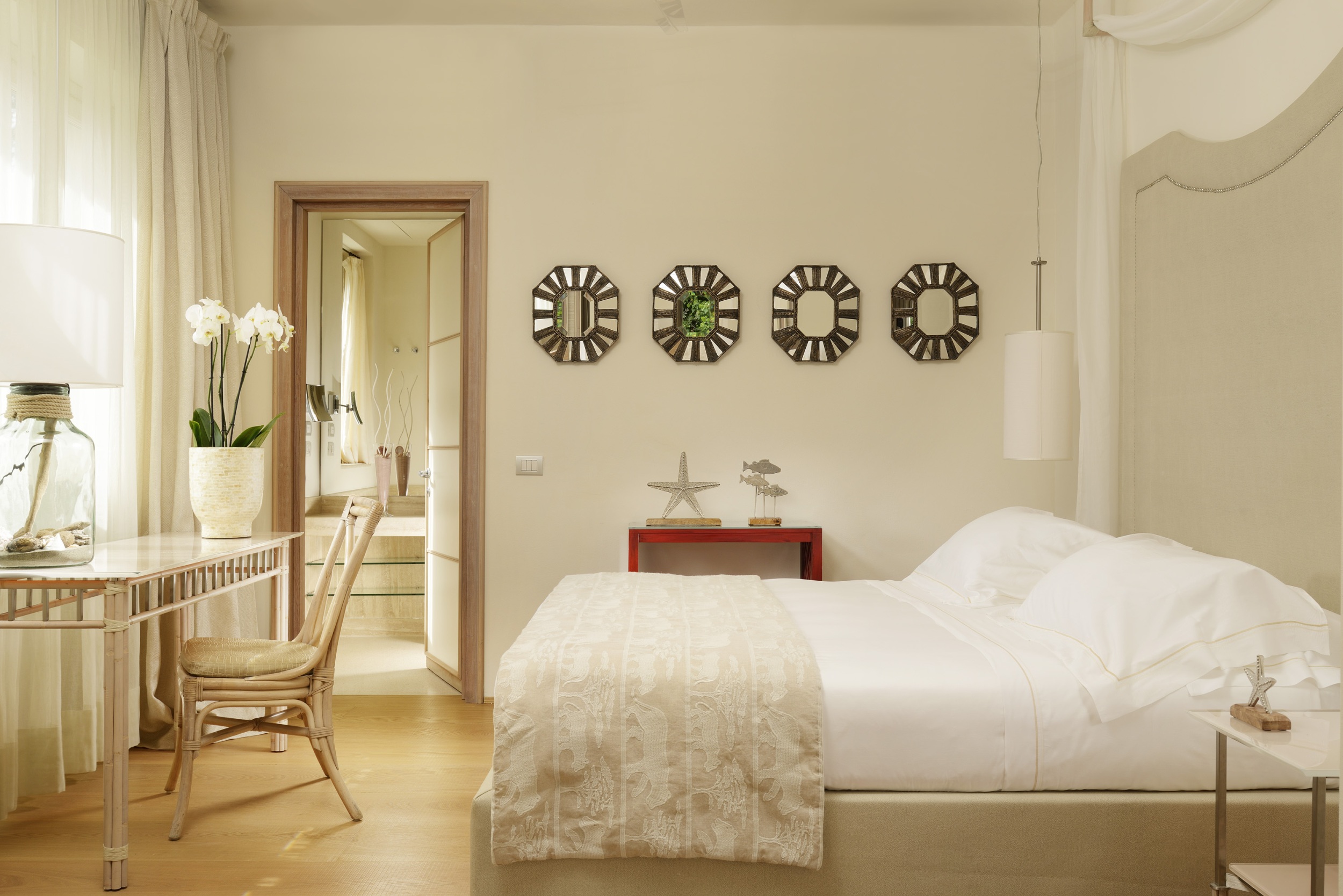 Helle Einrichtung mit ausgewählten Kunststücken