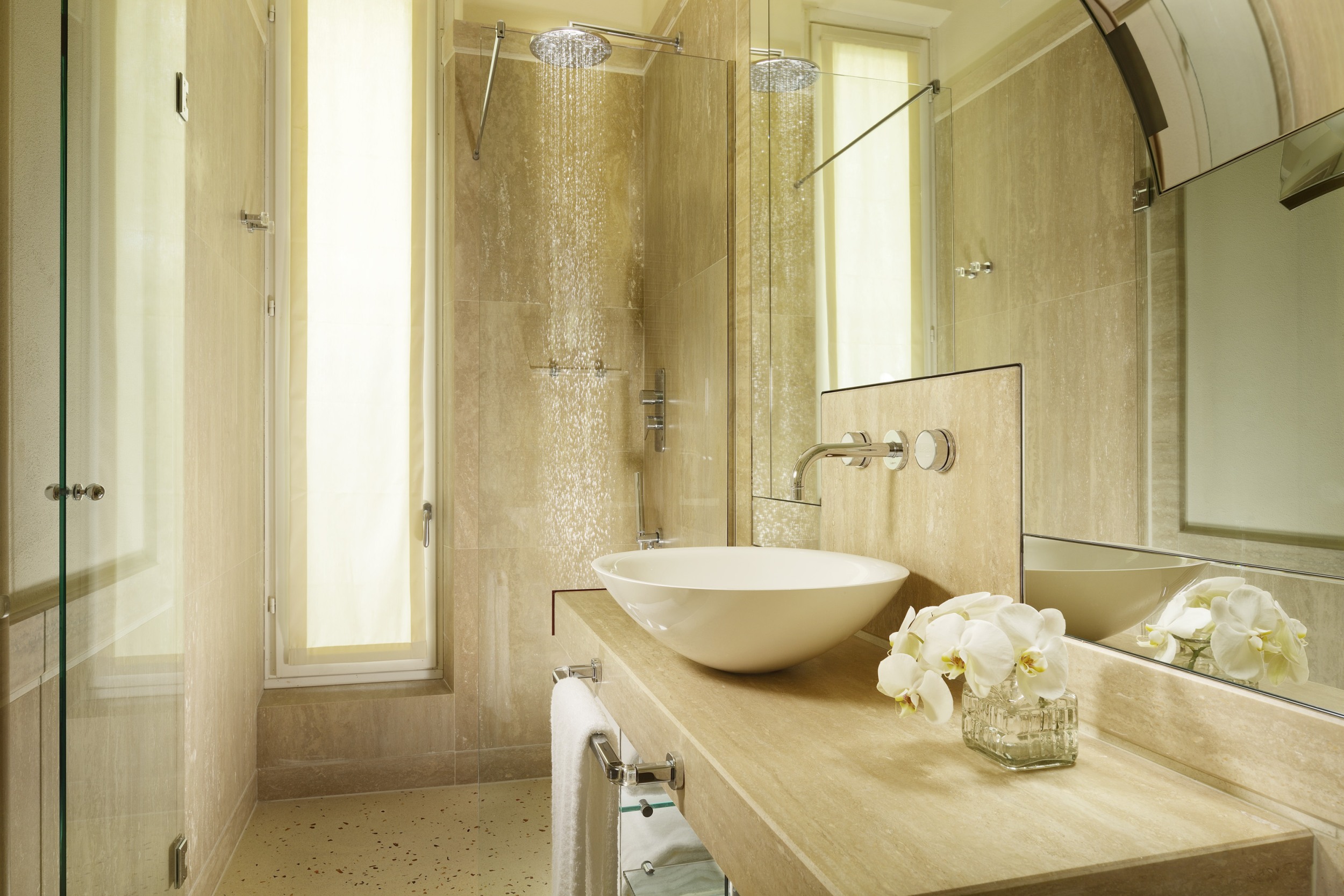 Edles Badezimmer in der Family Suite