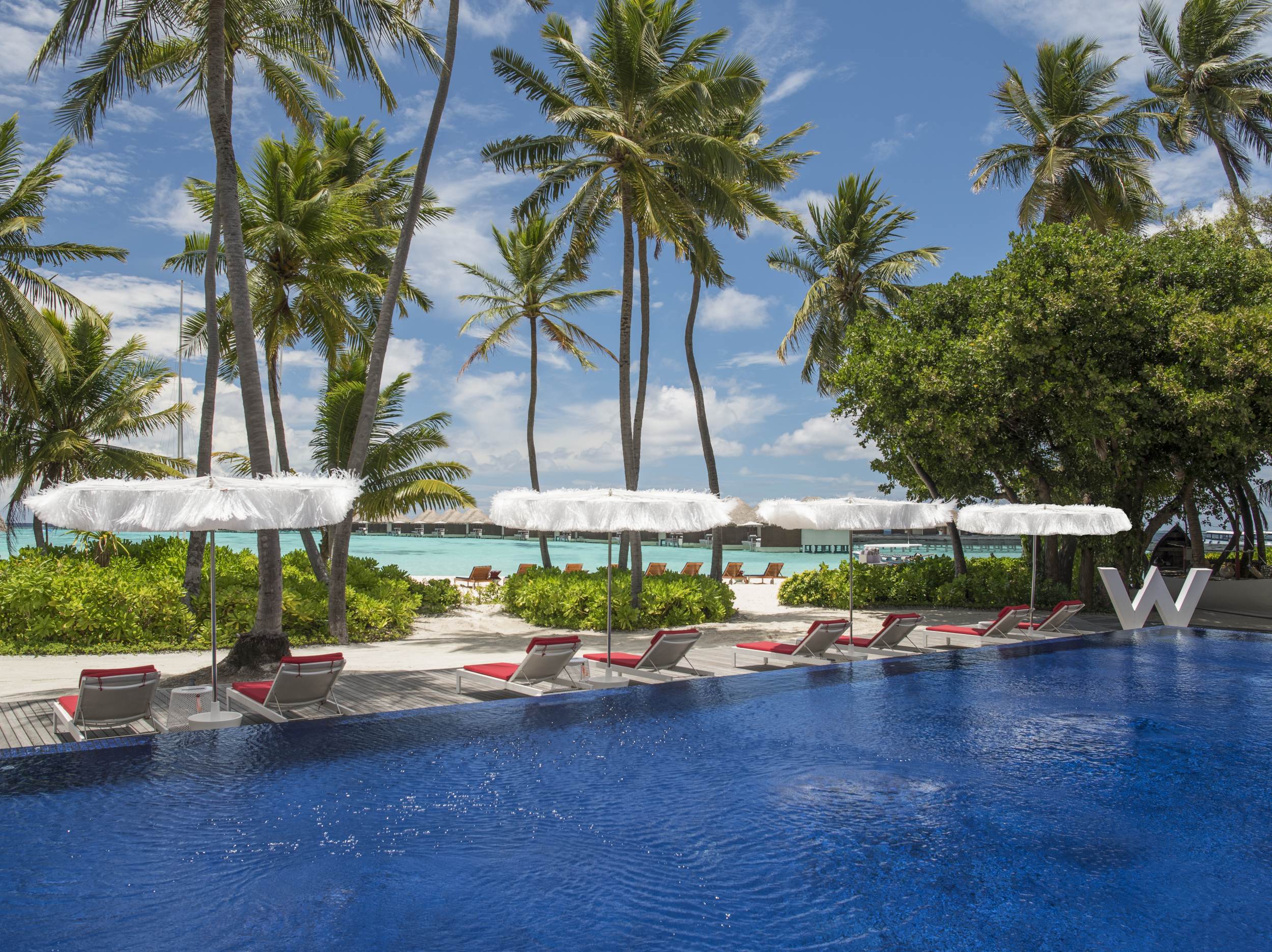 In der Gourmet-Lounge WET am Pool können Sie leichte Gerichte genießen ohne dabei das erfrischende Wasser verlassen zu müssen