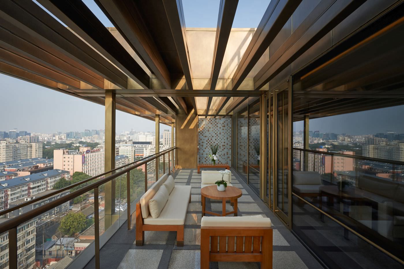 Hoch über der Stadt die private Terrasse genießen