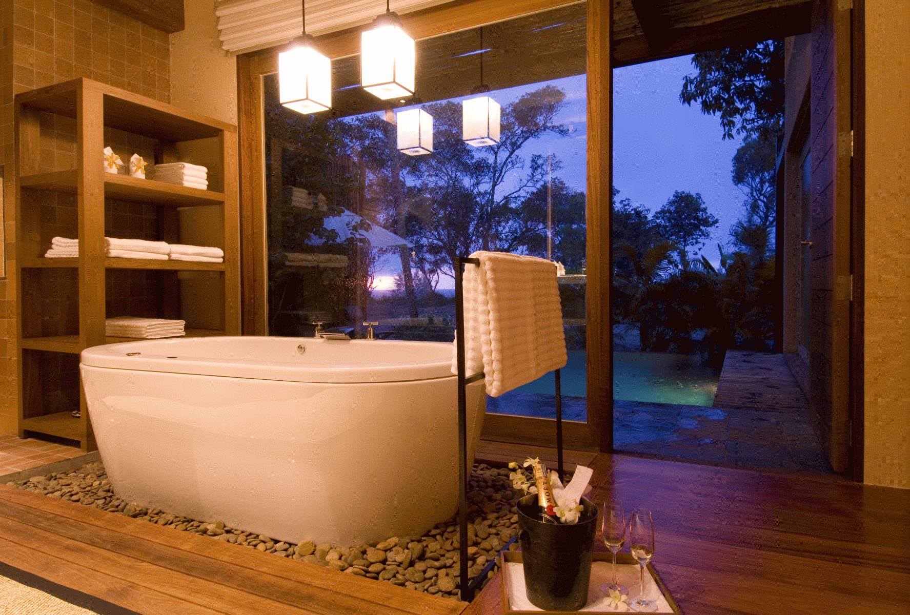 Jacuzzibadewanne mit Traumausblick