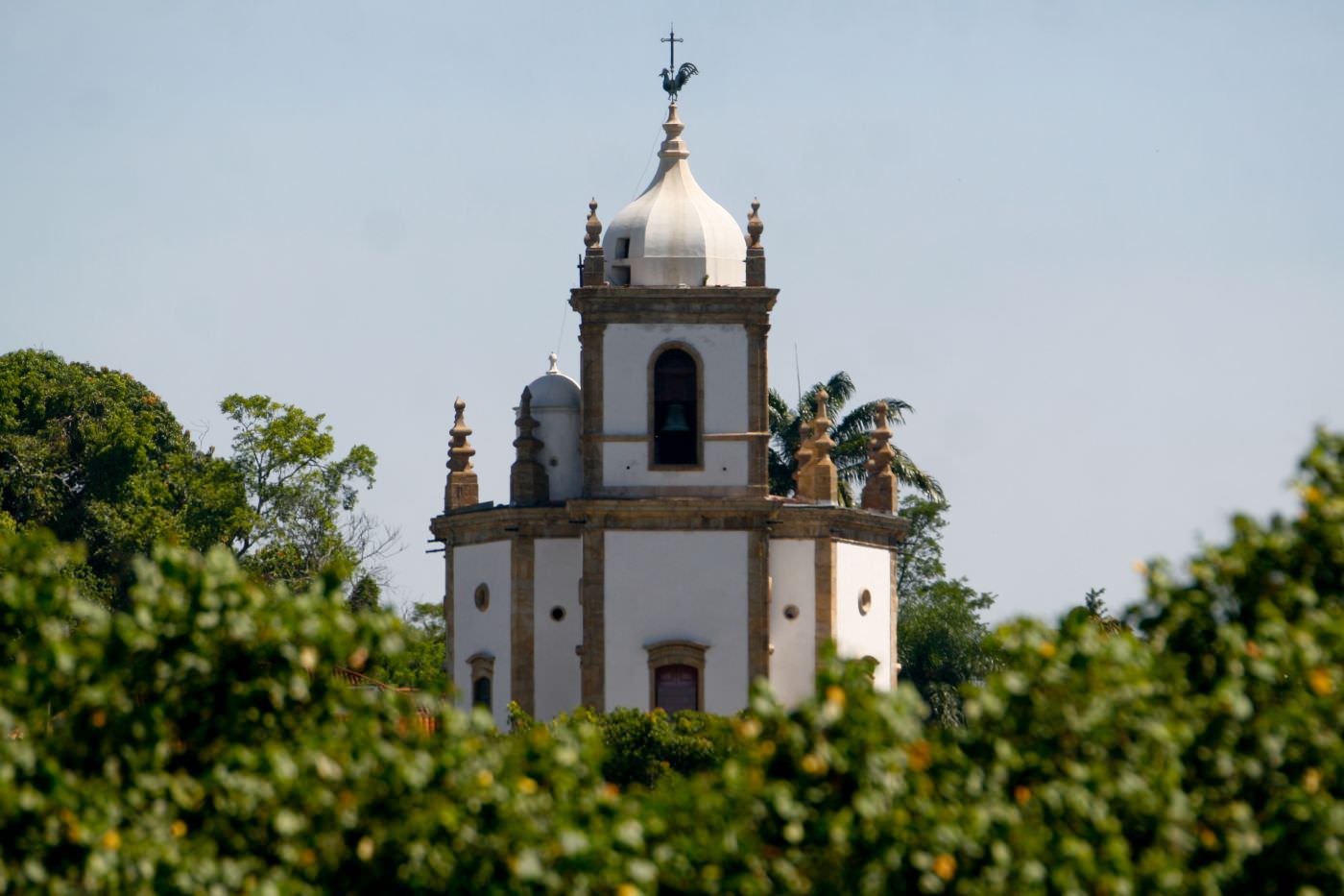 Eine malerische Kirche unweit der Lodge