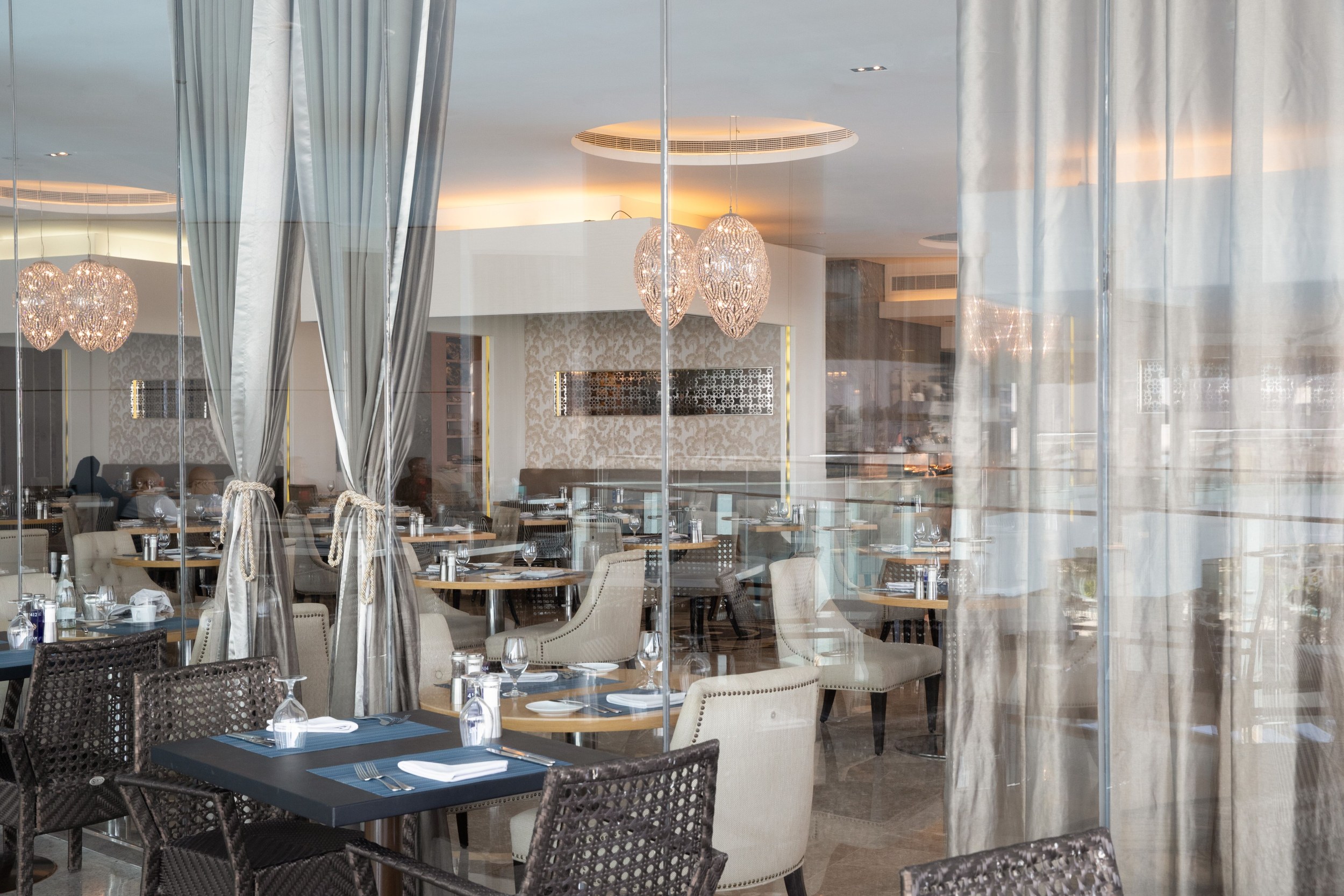 Das preisgekrönte Buffet-Restaurant Rosewater mit traumhaftem Meerblick vom Balkon