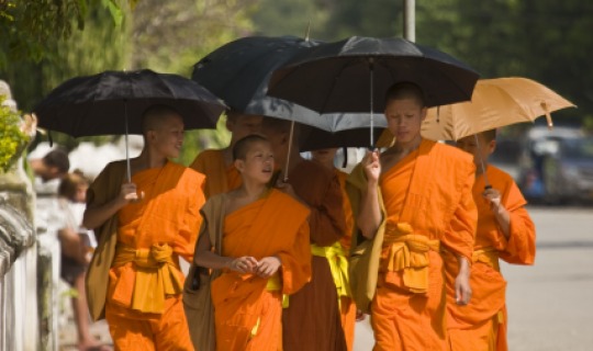 Die Mönche bei ihrem täglichen traditionellen Gang um Almosen