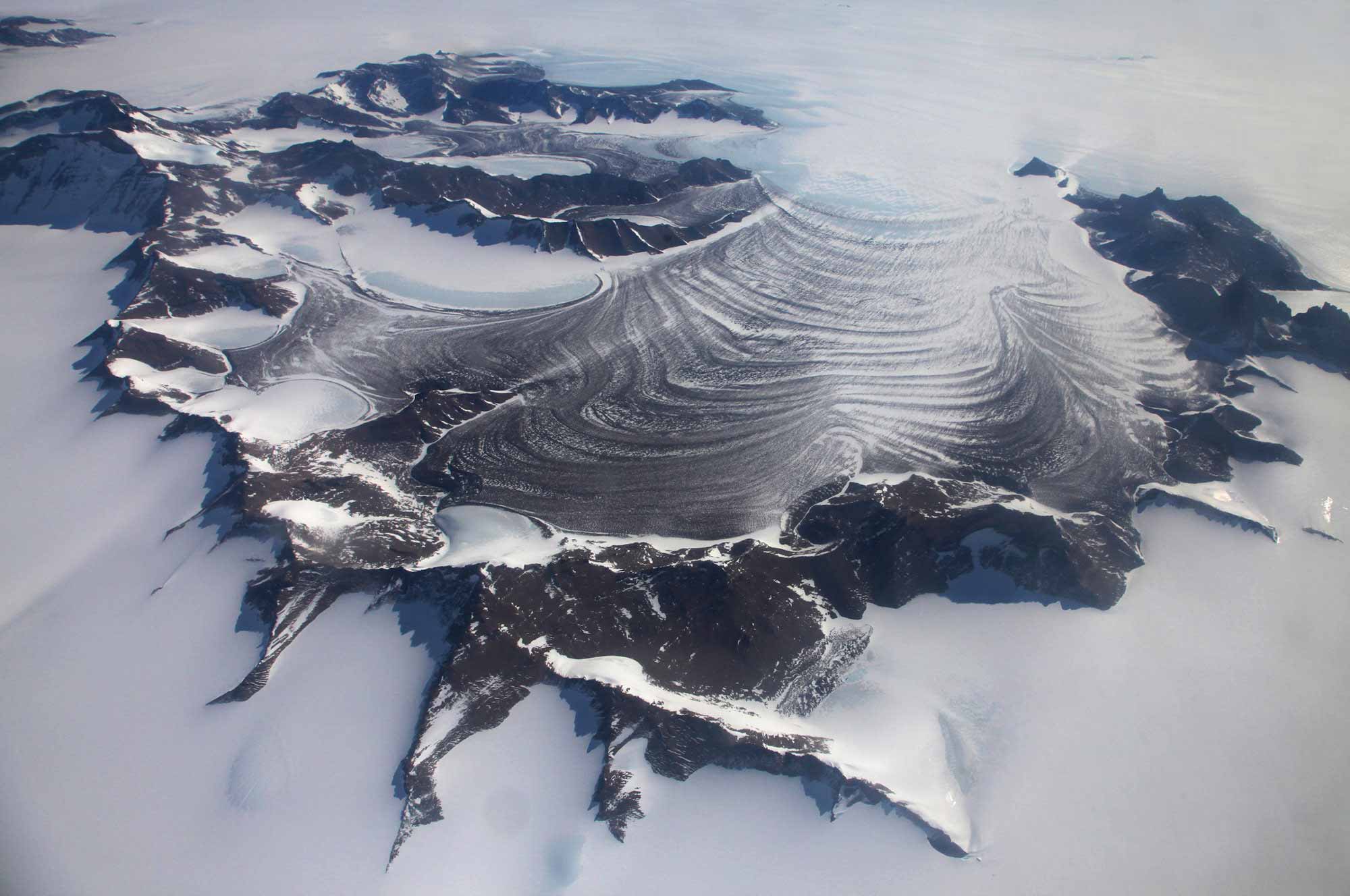Beschreiten Sie entlang einer Klippe einen Rope Walk und blicken Sie auf die eisigen Wellen