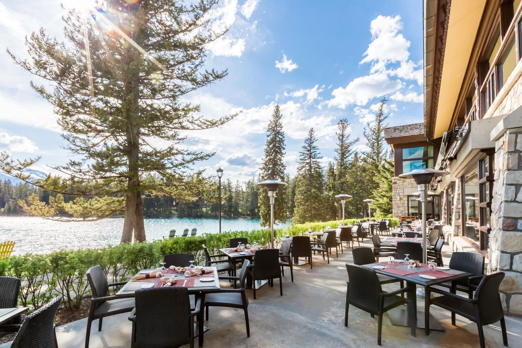 Die traumhafte Terrasse der Jasper Park Lodge