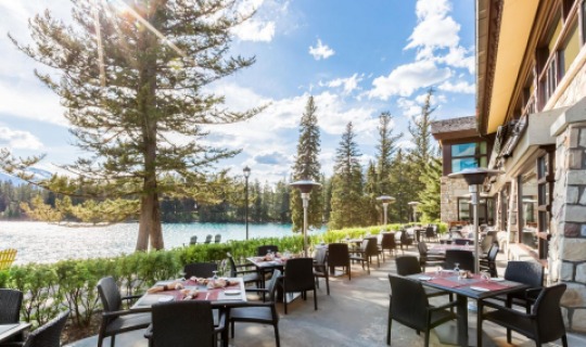 Die traumhafte Terrasse der Jasper Park Lodge